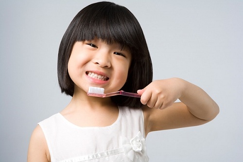 Hướng dẫn chăm sóc răng miệng cho trẻ theo từng độ tuổi Tao-thoi-quen-cho-tre-danh-rang